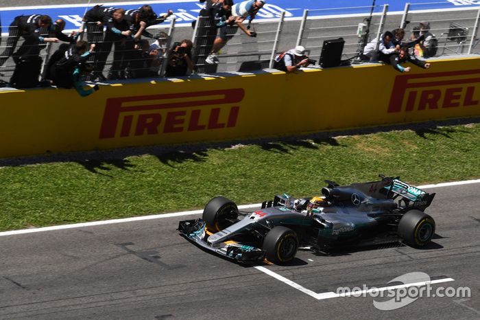 Ganador de la carrera Lewis Hamilton, Mercedes-Benz F1 W08 cruza la línea de meta