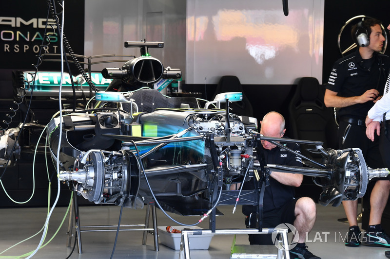 Une Mercedes-Benz F1 W08 dans le garage