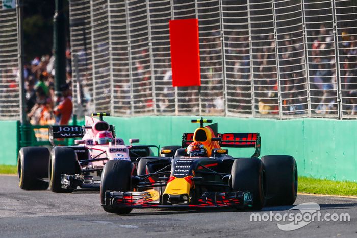 Max Verstappen, Red Bull Racing RB13, y Esteban Ocon, Force India VJM10
