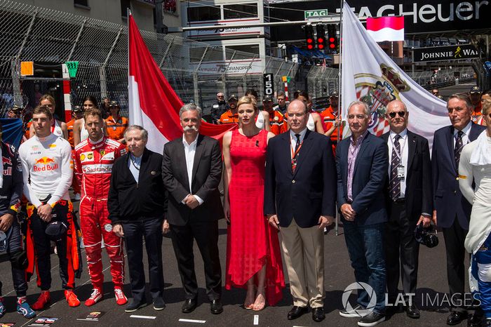 Jean Todt, presidente de la FIA, Chase Carey, Chief jefe de Formula One Group, la princesa Charlene de Mónaco, y el príncipe Alberto de Mónaco
