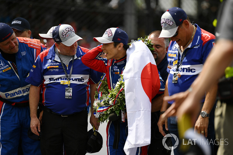 Takuma Sato, Michael Andretti, dueño de Andretti Autosport team celebra la victoria en la pista