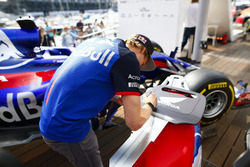 Brendon Hartley, Toro Rosso, signe une clé géante Honda