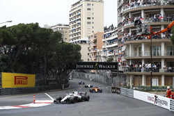 Sergey Sirotkin, Williams FW41, voor Stoffel Vandoorne, McLaren MCL33