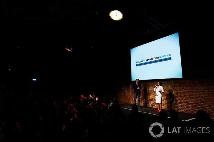 Claire Williams, Subdirectora del equipo en el escenario con el presentador Jake Humphrey