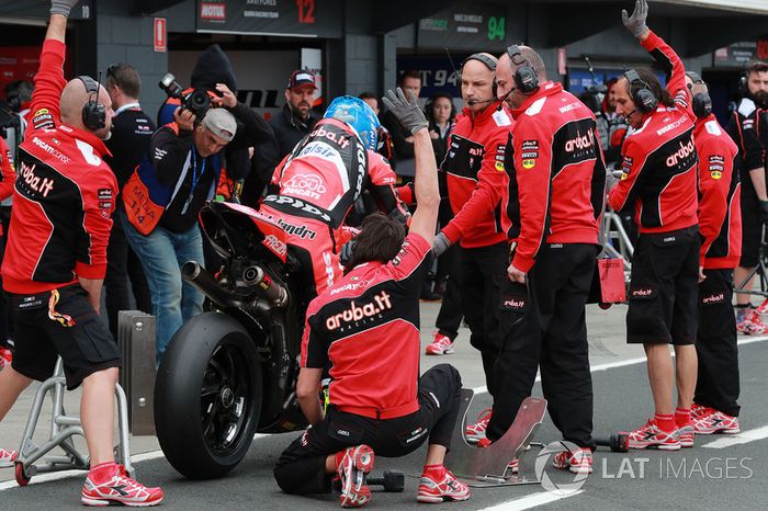 Marco Melandri, Aruba.it Racing-Ducati SBK Team Pirelli tyre change
