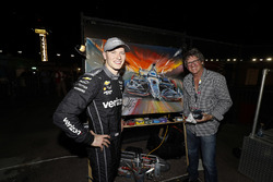El ganador de la carrera Josef Newgarden, el equipo Penske Chevrolet, con el artista Bill Patterson