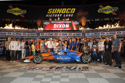 Scott Dixon, Chip Ganassi Racing Honda celebra en victory lane
