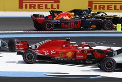 Карлос Сайнс, Renault Sport F1 Team R.S. 18, Даніель Ріккардо, Red Bull Racing RB14, обходять Себастьяна Феттеля, Ferrari SF71H, Валттері Боттаса, Mercedes AMG F1 W09, що вилетіли з треку