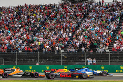 Daniel Ricciardo, Red Bull Racing RB13 , Pascal Wehrlein, Sauber C36 battle