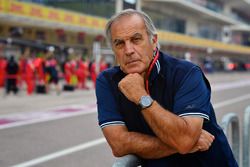 Giorgio Piola works in the F1 pitlane