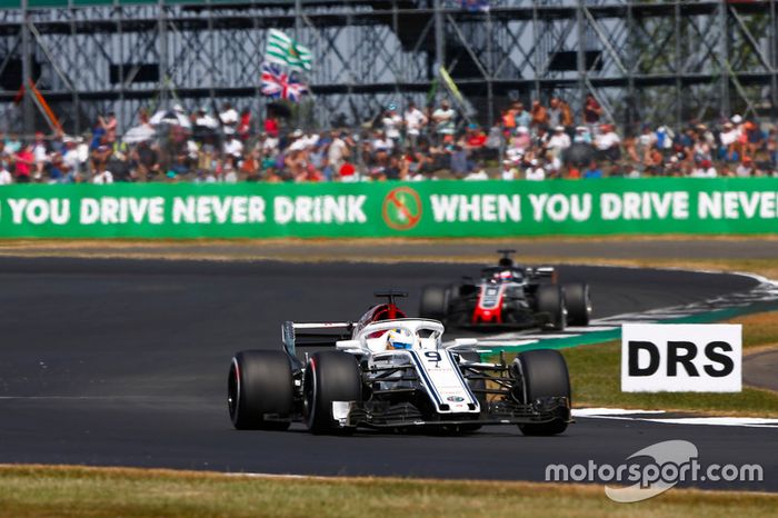 Marcus Ericsson, Sauber C37, y Romain Grosjean, Haas F1 Team VF-18