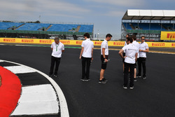 Stoffel Vandoorne, McLaren ve Gil De Ferran, McLaren Sporting Director pist yürüyüşü