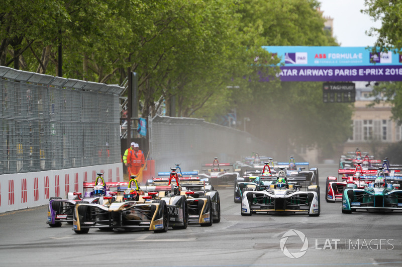 Start of race with Jean-Eric Vergne, Techeetah, leading Sam Bird, DS Virgin Racing, Andre Lotterer,