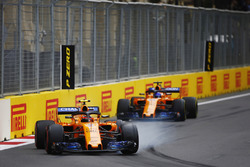 Stoffel Vandoorne, McLaren MCL33 Renault, leads Fernando Alonso, McLaren MCL33 Renault