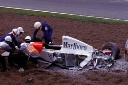 Michael Andretti, McLaren Ford MP4/8 después del accidente