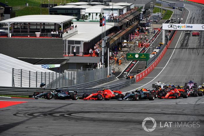 Lewis Hamilton, Mercedes-AMG F1 W09, Valtteri Bottas, Mercedes-AMG F1 W09 y Kimi Raikkonen, Ferrari SF71H, luchan al inicio de la carrera