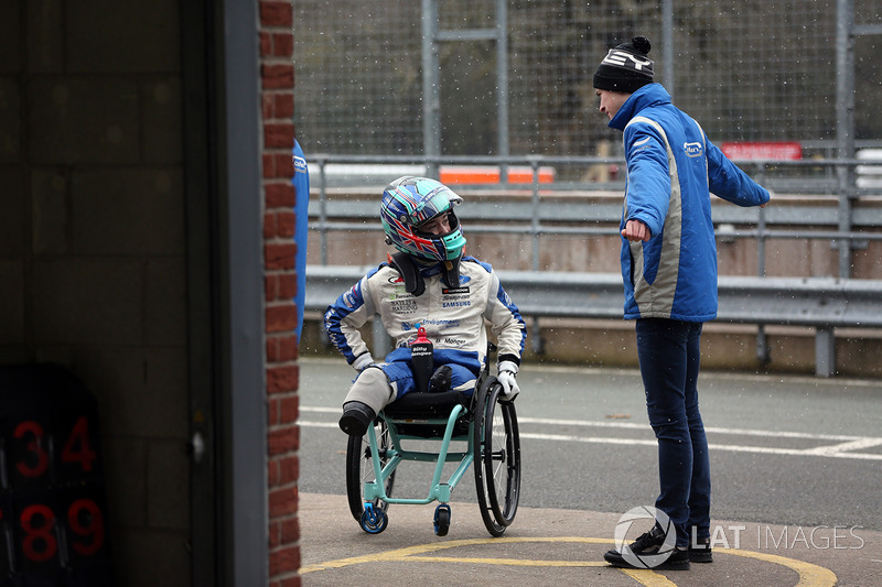 Billy Monger en el coche de carreras, regreso a probar el Carlin MSV Fórmula 3