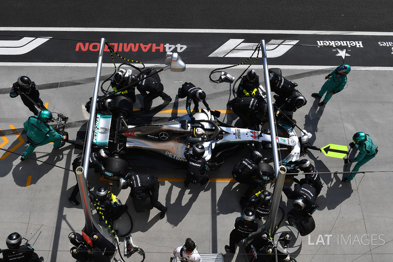 Lewis Hamilton, Mercedes-AMG F1 W09 para en boxes