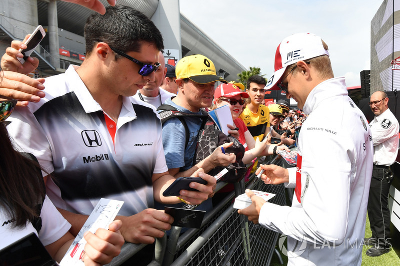 Marcus Ericsson, Sauber  firma autógrafos para los fanáticos