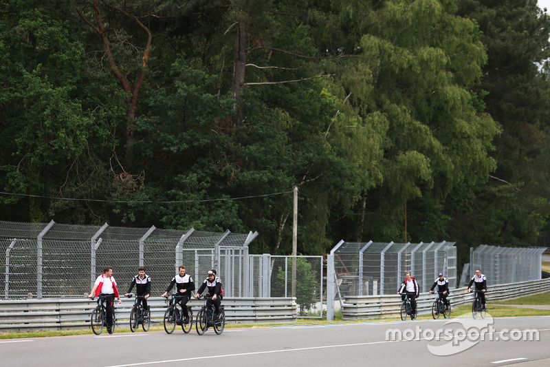 Alexander Wurz, Fernando Alonso, Sébastien Buemi, Kazuki Nakajima, Toyota Gazoo Racing en bici por el circuito