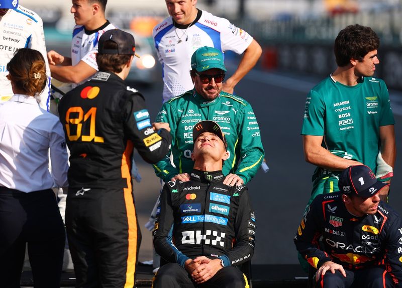 Lando Norris, McLaren, Oscar Piastri, McLaren, Fernando Alonso, Aston Martin Racing