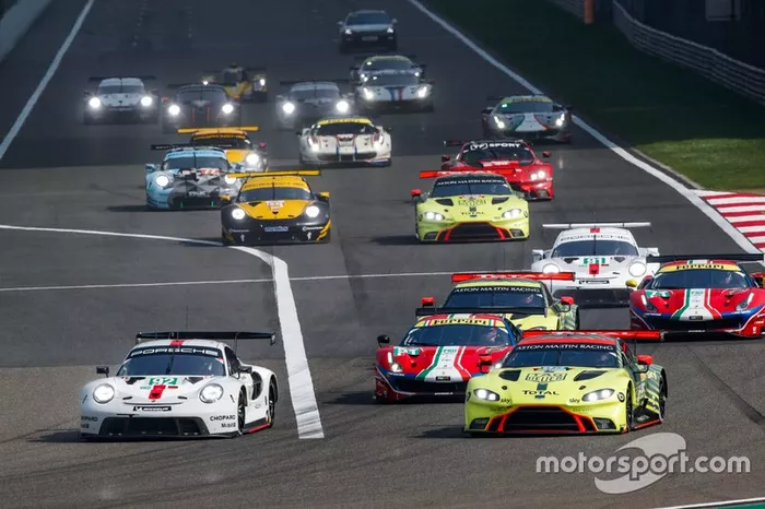 Salida GTE Pro, #92 Porsche GT Team Porsche 911 RSR - 19: Michael Christensen, Kevin Estre leads