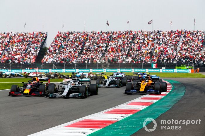 Max Verstappen, Red Bull Racing RB15, Lewis Hamilton, Mercedes AMG F1 W10 y Lando Norris, McLaren MCL34 al inicio