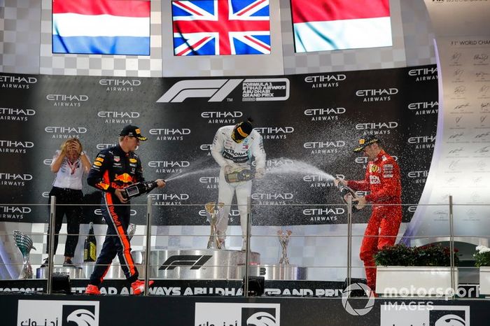 Podio: segundo lugar Max Verstappen, Red Bull Racing, ganador de la carrera Lewis Hamilton, Mercedes AMG F1, y el tercer lugar Charles Leclerc, Ferrari