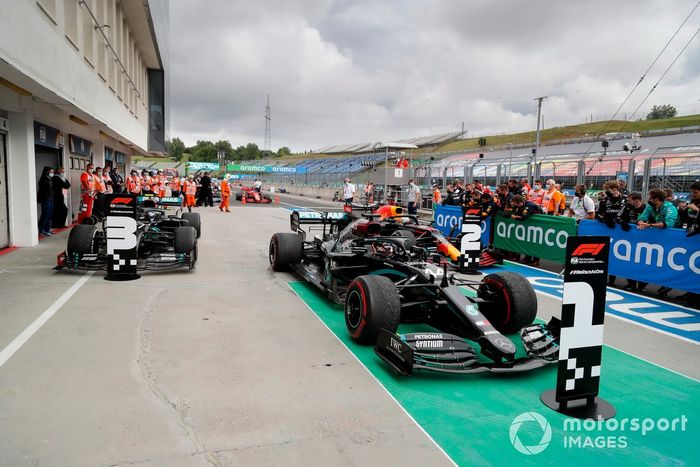 tercer lugar Valtteri Bottas, Mercedes F1 W11, el ganador de la carrera Lewis Hamilton, Mercedes-AMG Petronas F1 y el segundo lugar Max Verstappen, Red Bull Racing RB16 en Parc Ferme