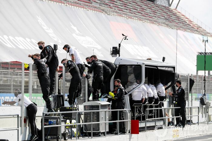 El equipo de F1 de Mercedes-AMG Petronas celebrando la victoria en el pit wall