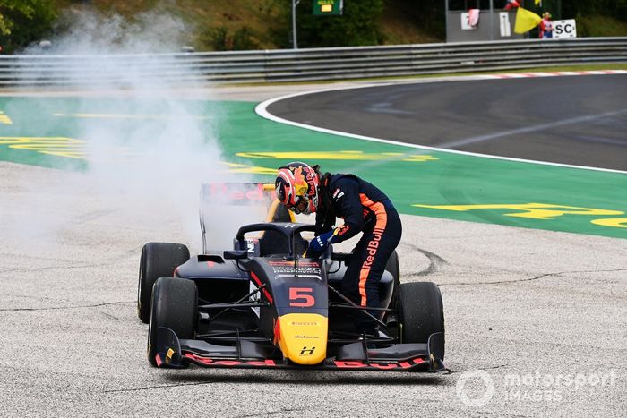 Liam Lawson, Hitech Grand Prix, abandona con problemas de motor