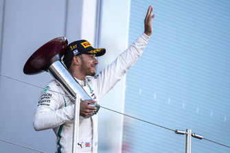 Lewis Hamilton, Mercedes AMG F1, festeggia sul podio, con il trofeo