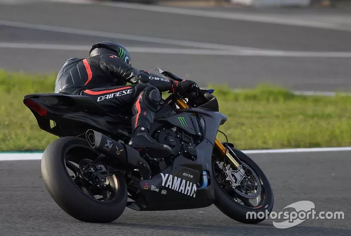Lewis Hamilton probando la Yamaha Superbike
