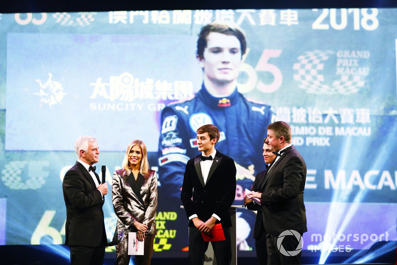 Il pilota della Williams F1 George Russell, e il pilota della McLaren F1 Lando Norrissul palco per consegnare il "National Racing Driver Award" a Dan Ticktum, accettato per suo conto da Derek Warwick