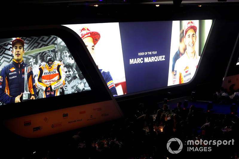 Marc Marquez accepte le trophée de pilote moto de l'année via un message vidéo