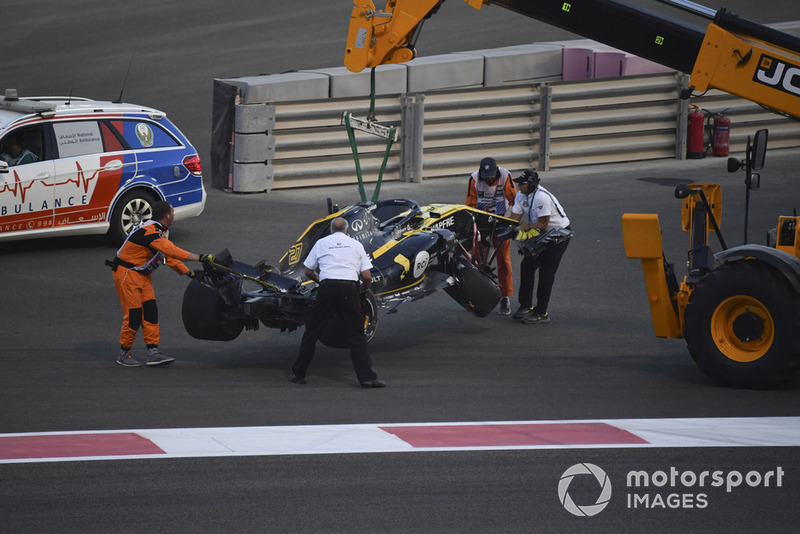 La voiture accidentée de Nico Hulkenberg, Renault Sport F1 Team R.S. 18 est prise en charge