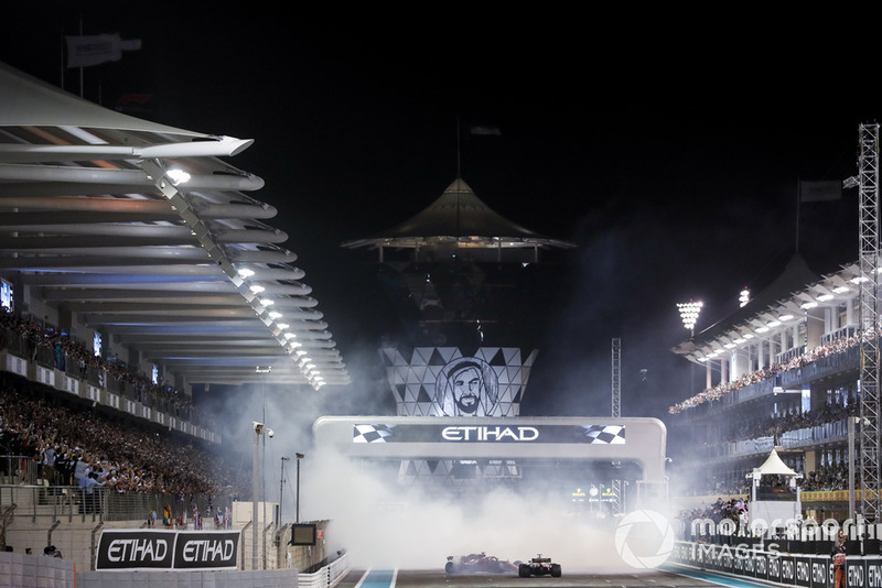 Lewis Hamilton, Mercedes-AMG F1 W09, Sebastian Vettel, Ferrari SF71H y Fernando Alonso, McLaren MCL33 hacen donas al final
