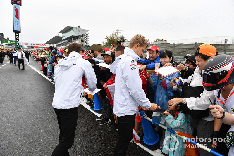 Charles Leclerc, Sauber and Marcus Ericsson, Sauber signs autographs for the fans