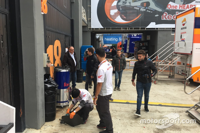Jorge Lorenzo loopt voor het eerst de pitbox van Honda binnen