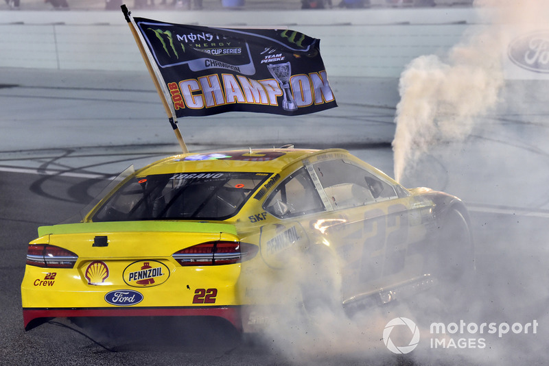 Joey Logano, Team Penske, Ford Fusion Shell Pennzoil celebrates his championship win with a burnout