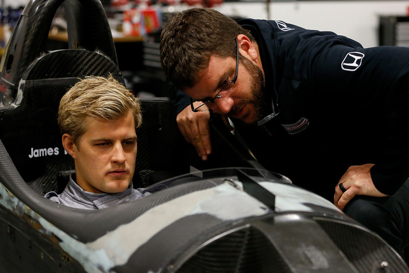 Marcus Ericsson prepara il sedile alla Schmidt Peterson Motorsports