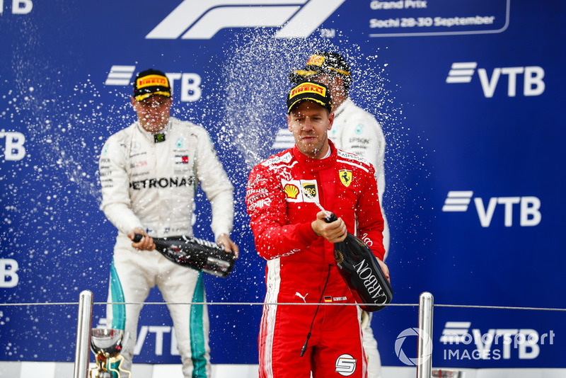 Le deuxième, Valtteri Bottas, Mercedes AMG F1, le vainqueur Lewis Hamilton, Mercedes AMG F1, le troisième, Sebastian Vettel, Ferrari, sur le podium