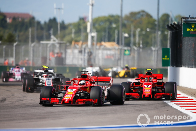 Sebastian Vettel, Ferrari SF71H, precede Kimi Raikkonen, Ferrari SF71H