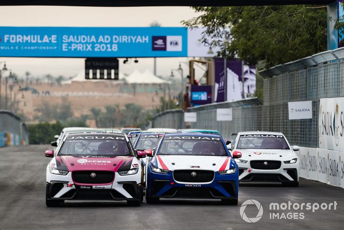Simon Evans, Team Asia New Zealand pelea con Bryan Sellers, Rahal Letterman Lanigan Racing al inicio de la carrera