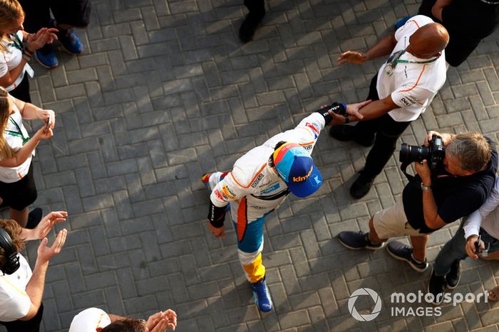 Fernando Alonso, McLaren, Entra en el garaje a los aplausos de su equipo.