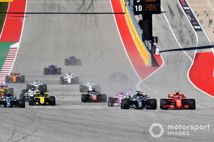Lewis Hamilton, Mercedes-AMG F1 W09 y Kimi Raikkonen, Ferrari SF71H en la salida