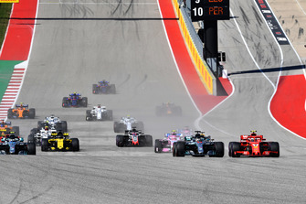 Lewis Hamilton, Mercedes-AMG F1 W09 lotta con Kimi Raikkonen, Ferrari SF71H, alla partenza