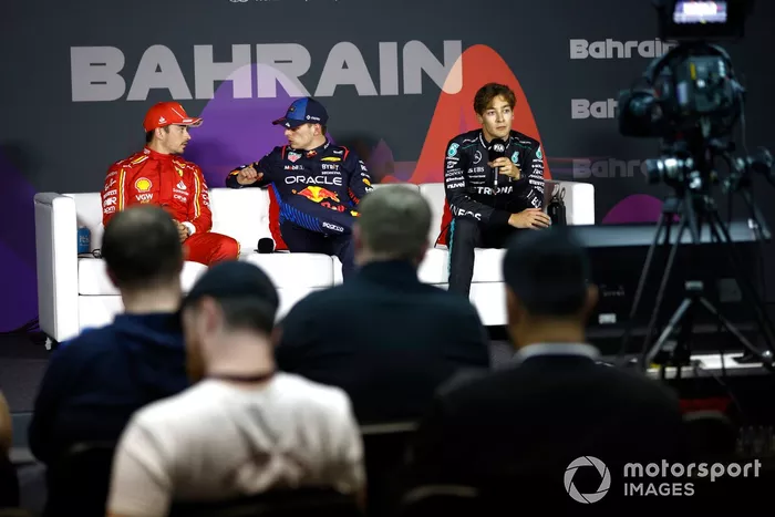 Charles Leclerc, Scuderia Ferrari, Max Verstappen, Red Bull Racing, George Russell, Mercedes-AMG F1 Team, dans la conférence de presse d'après qualification.