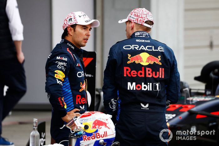 Sergio Pérez, Red Bull Racing, 2ª posición, Max Verstappen, Red Bull Racing, 1ª posición, debrief in Parc Ferme 