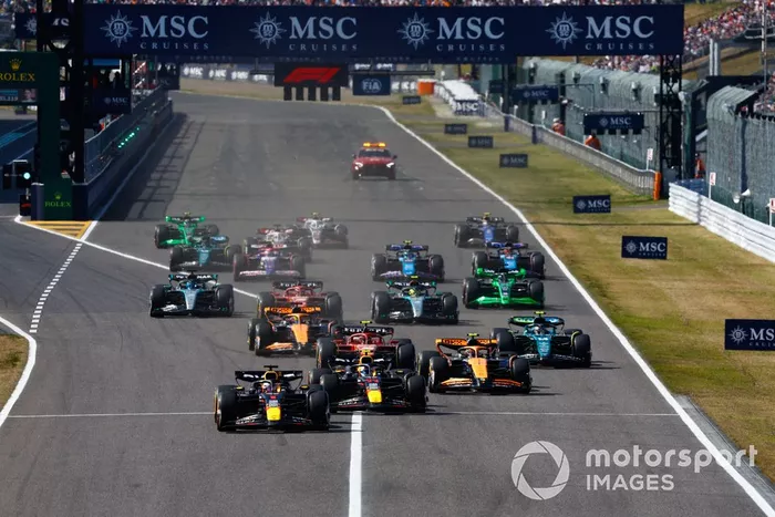 Max Verstappen, Red Bull Racing RB20, Sergio Perez, Red Bull Racing RB20, Lando Norris, McLaren MCL38, Carlos Sainz, Ferrari SF-24, Fernando Alonso, Aston Martin AMR24, Oscar Piastri, McLaren MCL38, le reste du peloton pour la reprise.